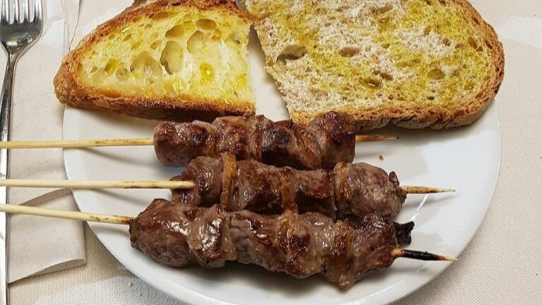 arrosticini e pane e olio