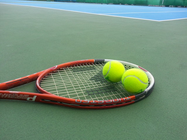 racchetta e due palline da tennis