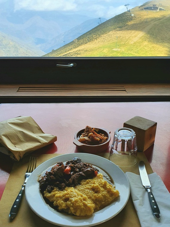 Rifugio Monte Marca - pranzo a base di polenta con vista