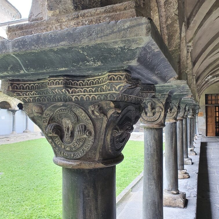 particolare capitelli chiostro sant'orso aosta